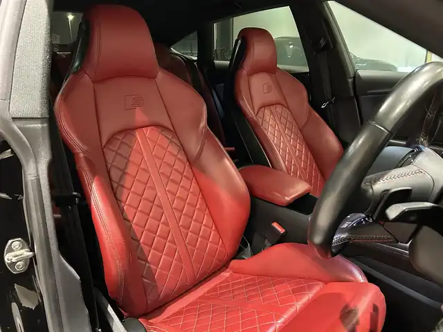 アウディ Ｓ５ スポーツバック 愛知県 2018(平30)年 5.4万km 黒 ・ＫＷ車高調整サスペンション　/。マトリクスLEDヘッドライト/・LEDリヤコンビネーションライト/ダイナミックターンインジケーター/・ヘッドライトウォッシャー/・Sスポーツバンパー/・アルミホイール 5スポークSデザイン/コントラストグレーポリッシュト/8.5J×19+255/35 R19タイヤ/・トランクリッドオープナー/・エクステリアミラーハウジング/アルミニウム/・カラードブレーキキャリパーレッド/・スポーツシート赤レザー/・シートヒーター（フロント）/・デコラティブパネル／カーボンアトラス/・ステアリングホイール 3スポークレザー　/マルチファンクション フラットボトム/・Sステアリングホイールエンブレム/・ドアシルトリム S ロゴ/・アウディサイドアシスト/・アダプティブクルーズコントロール/・アウディアクティブレーンアシスト/・リヤビューカメラ/・アウディパーキングシステム/・アウディホールドアシスト/・アウディプレセンス シティ/・アウディドライブセレクト/・ MMI ナビゲーション/・ Audi connect ／セーフティ＆サービス／/Audi connect Navigator/・スマートフォンインターフェイス
