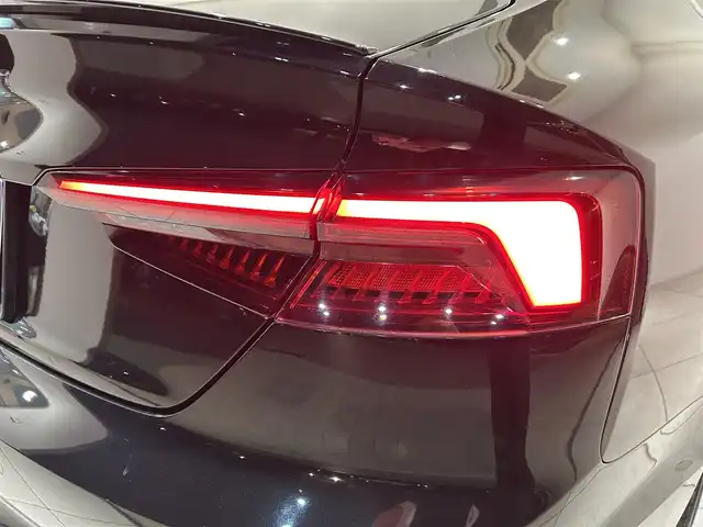 アウディ Ｓ５ スポーツバック 愛知県 2018(平30)年 5.4万km 黒 ・ＫＷ車高調整サスペンション　/。マトリクスLEDヘッドライト/・LEDリヤコンビネーションライト/ダイナミックターンインジケーター/・ヘッドライトウォッシャー/・Sスポーツバンパー/・アルミホイール 5スポークSデザイン/コントラストグレーポリッシュト/8.5J×19+255/35 R19タイヤ/・トランクリッドオープナー/・エクステリアミラーハウジング/アルミニウム/・カラードブレーキキャリパーレッド/・スポーツシート赤レザー/・シートヒーター（フロント）/・デコラティブパネル／カーボンアトラス/・ステアリングホイール 3スポークレザー　/マルチファンクション フラットボトム/・Sステアリングホイールエンブレム/・ドアシルトリム S ロゴ/・アウディサイドアシスト/・アダプティブクルーズコントロール/・アウディアクティブレーンアシスト/・リヤビューカメラ/・アウディパーキングシステム/・アウディホールドアシスト/・アウディプレセンス シティ/・アウディドライブセレクト/・ MMI ナビゲーション/・ Audi connect ／セーフティ＆サービス／/Audi connect Navigator/・スマートフォンインターフェイス