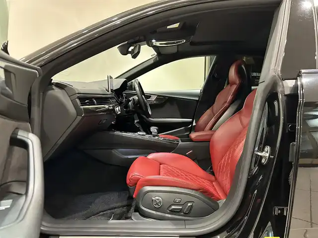 アウディ Ｓ５ スポーツバック 愛知県 2018(平30)年 5.4万km 黒 ・ＫＷ車高調整サスペンション　/。マトリクスLEDヘッドライト/・LEDリヤコンビネーションライト/ダイナミックターンインジケーター/・ヘッドライトウォッシャー/・Sスポーツバンパー/・アルミホイール 5スポークSデザイン/コントラストグレーポリッシュト/8.5J×19+255/35 R19タイヤ/・トランクリッドオープナー/・エクステリアミラーハウジング/アルミニウム/・カラードブレーキキャリパーレッド/・スポーツシート赤レザー/・シートヒーター（フロント）/・デコラティブパネル／カーボンアトラス/・ステアリングホイール 3スポークレザー　/マルチファンクション フラットボトム/・Sステアリングホイールエンブレム/・ドアシルトリム S ロゴ/・アウディサイドアシスト/・アダプティブクルーズコントロール/・アウディアクティブレーンアシスト/・リヤビューカメラ/・アウディパーキングシステム/・アウディホールドアシスト/・アウディプレセンス シティ/・アウディドライブセレクト/・ MMI ナビゲーション/・ Audi connect ／セーフティ＆サービス／/Audi connect Navigator/・スマートフォンインターフェイス