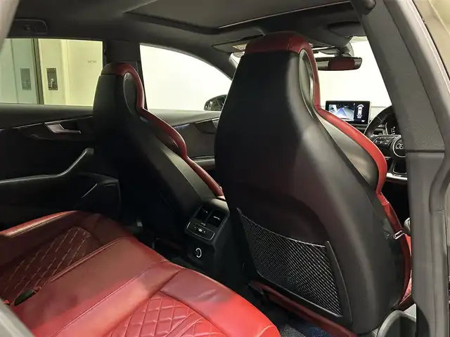 アウディ Ｓ５ スポーツバック 愛知県 2018(平30)年 5.4万km 黒 ・ＫＷ車高調整サスペンション　/。マトリクスLEDヘッドライト/・LEDリヤコンビネーションライト/ダイナミックターンインジケーター/・ヘッドライトウォッシャー/・Sスポーツバンパー/・アルミホイール 5スポークSデザイン/コントラストグレーポリッシュト/8.5J×19+255/35 R19タイヤ/・トランクリッドオープナー/・エクステリアミラーハウジング/アルミニウム/・カラードブレーキキャリパーレッド/・スポーツシート赤レザー/・シートヒーター（フロント）/・デコラティブパネル／カーボンアトラス/・ステアリングホイール 3スポークレザー　/マルチファンクション フラットボトム/・Sステアリングホイールエンブレム/・ドアシルトリム S ロゴ/・アウディサイドアシスト/・アダプティブクルーズコントロール/・アウディアクティブレーンアシスト/・リヤビューカメラ/・アウディパーキングシステム/・アウディホールドアシスト/・アウディプレセンス シティ/・アウディドライブセレクト/・ MMI ナビゲーション/・ Audi connect ／セーフティ＆サービス／/Audi connect Navigator/・スマートフォンインターフェイス
