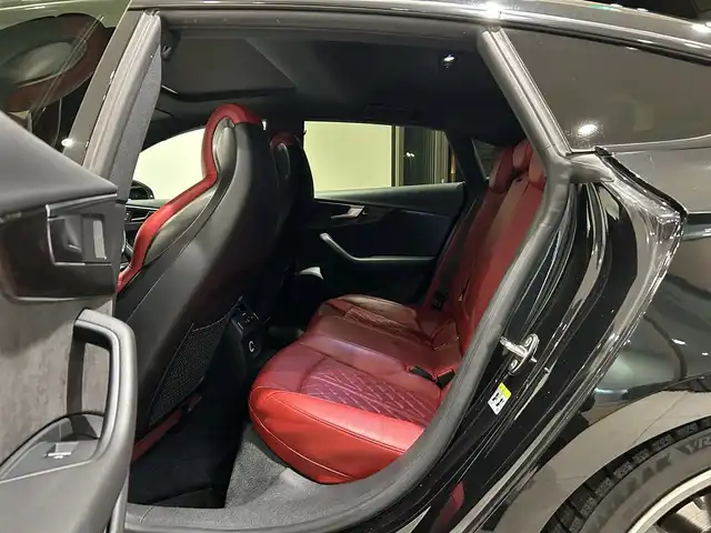 アウディ Ｓ５ スポーツバック 愛知県 2018(平30)年 5.4万km 黒 ・ＫＷ車高調整サスペンション　/。マトリクスLEDヘッドライト/・LEDリヤコンビネーションライト/ダイナミックターンインジケーター/・ヘッドライトウォッシャー/・Sスポーツバンパー/・アルミホイール 5スポークSデザイン/コントラストグレーポリッシュト/8.5J×19+255/35 R19タイヤ/・トランクリッドオープナー/・エクステリアミラーハウジング/アルミニウム/・カラードブレーキキャリパーレッド/・スポーツシート赤レザー/・シートヒーター（フロント）/・デコラティブパネル／カーボンアトラス/・ステアリングホイール 3スポークレザー　/マルチファンクション フラットボトム/・Sステアリングホイールエンブレム/・ドアシルトリム S ロゴ/・アウディサイドアシスト/・アダプティブクルーズコントロール/・アウディアクティブレーンアシスト/・リヤビューカメラ/・アウディパーキングシステム/・アウディホールドアシスト/・アウディプレセンス シティ/・アウディドライブセレクト/・ MMI ナビゲーション/・ Audi connect ／セーフティ＆サービス／/Audi connect Navigator/・スマートフォンインターフェイス