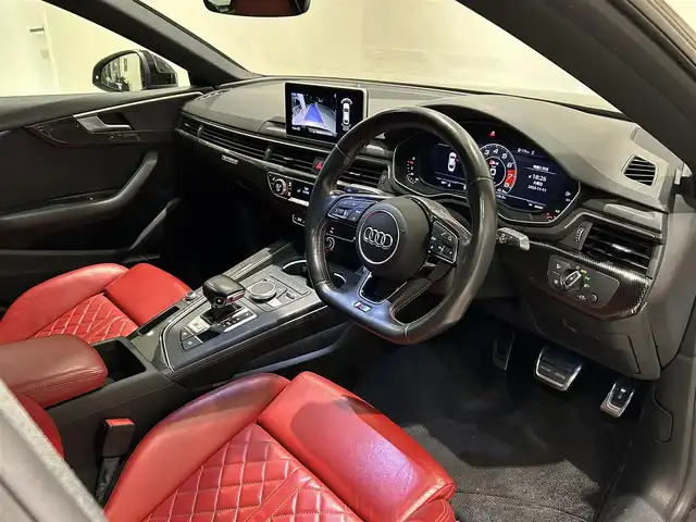 アウディ Ｓ５ スポーツバック 愛知県 2018(平30)年 5.4万km 黒 ・ＫＷ車高調整サスペンション　/。マトリクスLEDヘッドライト/・LEDリヤコンビネーションライト/ダイナミックターンインジケーター/・ヘッドライトウォッシャー/・Sスポーツバンパー/・アルミホイール 5スポークSデザイン/コントラストグレーポリッシュト/8.5J×19+255/35 R19タイヤ/・トランクリッドオープナー/・エクステリアミラーハウジング/アルミニウム/・カラードブレーキキャリパーレッド/・スポーツシート赤レザー/・シートヒーター（フロント）/・デコラティブパネル／カーボンアトラス/・ステアリングホイール 3スポークレザー　/マルチファンクション フラットボトム/・Sステアリングホイールエンブレム/・ドアシルトリム S ロゴ/・アウディサイドアシスト/・アダプティブクルーズコントロール/・アウディアクティブレーンアシスト/・リヤビューカメラ/・アウディパーキングシステム/・アウディホールドアシスト/・アウディプレセンス シティ/・アウディドライブセレクト/・ MMI ナビゲーション/・ Audi connect ／セーフティ＆サービス／/Audi connect Navigator/・スマートフォンインターフェイス