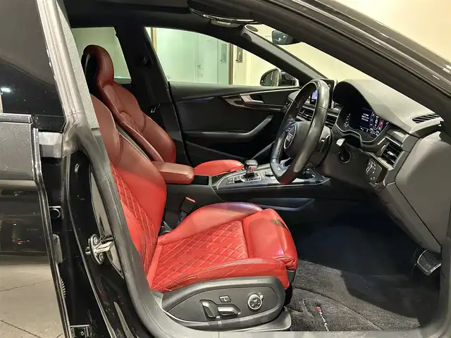 アウディ Ｓ５ スポーツバック 愛知県 2018(平30)年 5.4万km 黒 ・ＫＷ車高調整サスペンション　/。マトリクスLEDヘッドライト/・LEDリヤコンビネーションライト/ダイナミックターンインジケーター/・ヘッドライトウォッシャー/・Sスポーツバンパー/・アルミホイール 5スポークSデザイン/コントラストグレーポリッシュト/8.5J×19+255/35 R19タイヤ/・トランクリッドオープナー/・エクステリアミラーハウジング/アルミニウム/・カラードブレーキキャリパーレッド/・スポーツシート赤レザー/・シートヒーター（フロント）/・デコラティブパネル／カーボンアトラス/・ステアリングホイール 3スポークレザー　/マルチファンクション フラットボトム/・Sステアリングホイールエンブレム/・ドアシルトリム S ロゴ/・アウディサイドアシスト/・アダプティブクルーズコントロール/・アウディアクティブレーンアシスト/・リヤビューカメラ/・アウディパーキングシステム/・アウディホールドアシスト/・アウディプレセンス シティ/・アウディドライブセレクト/・ MMI ナビゲーション/・ Audi connect ／セーフティ＆サービス／/Audi connect Navigator/・スマートフォンインターフェイス