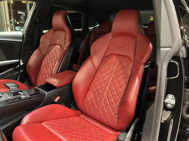 アウディ Ｓ５ スポーツバック 愛知県 2018(平30)年 5.4万km 黒 ・ＫＷ車高調整サスペンション　/。マトリクスLEDヘッドライト/・LEDリヤコンビネーションライト/ダイナミックターンインジケーター/・ヘッドライトウォッシャー/・Sスポーツバンパー/・アルミホイール 5スポークSデザイン/コントラストグレーポリッシュト/8.5J×19+255/35 R19タイヤ/・トランクリッドオープナー/・エクステリアミラーハウジング/アルミニウム/・カラードブレーキキャリパーレッド/・スポーツシート赤レザー/・シートヒーター（フロント）/・デコラティブパネル／カーボンアトラス/・ステアリングホイール 3スポークレザー　/マルチファンクション フラットボトム/・Sステアリングホイールエンブレム/・ドアシルトリム S ロゴ/・アウディサイドアシスト/・アダプティブクルーズコントロール/・アウディアクティブレーンアシスト/・リヤビューカメラ/・アウディパーキングシステム/・アウディホールドアシスト/・アウディプレセンス シティ/・アウディドライブセレクト/・ MMI ナビゲーション/・ Audi connect ／セーフティ＆サービス／/Audi connect Navigator/・スマートフォンインターフェイス
