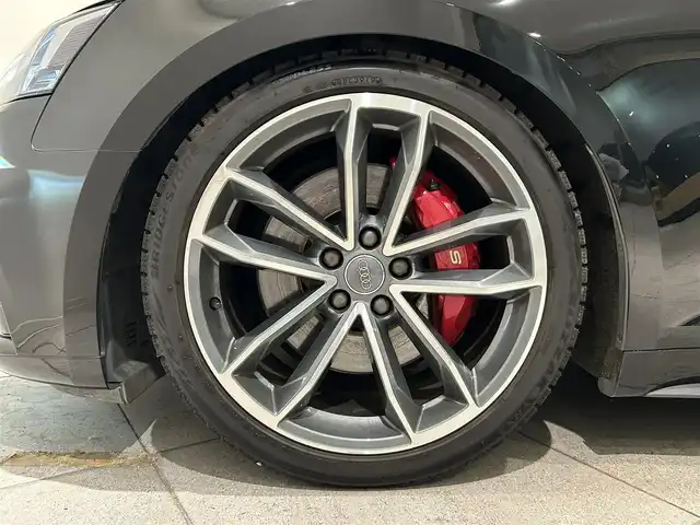 アウディ Ｓ５ スポーツバック 愛知県 2018(平30)年 5.4万km 黒 ・ＫＷ車高調整サスペンション　/。マトリクスLEDヘッドライト/・LEDリヤコンビネーションライト/ダイナミックターンインジケーター/・ヘッドライトウォッシャー/・Sスポーツバンパー/・アルミホイール 5スポークSデザイン/コントラストグレーポリッシュト/8.5J×19+255/35 R19タイヤ/・トランクリッドオープナー/・エクステリアミラーハウジング/アルミニウム/・カラードブレーキキャリパーレッド/・スポーツシート赤レザー/・シートヒーター（フロント）/・デコラティブパネル／カーボンアトラス/・ステアリングホイール 3スポークレザー　/マルチファンクション フラットボトム/・Sステアリングホイールエンブレム/・ドアシルトリム S ロゴ/・アウディサイドアシスト/・アダプティブクルーズコントロール/・アウディアクティブレーンアシスト/・リヤビューカメラ/・アウディパーキングシステム/・アウディホールドアシスト/・アウディプレセンス シティ/・アウディドライブセレクト/・ MMI ナビゲーション/・ Audi connect ／セーフティ＆サービス／/Audi connect Navigator/・スマートフォンインターフェイス