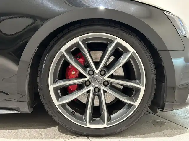 アウディ Ｓ５ スポーツバック 愛知県 2018(平30)年 5.4万km 黒 ・ＫＷ車高調整サスペンション　/。マトリクスLEDヘッドライト/・LEDリヤコンビネーションライト/ダイナミックターンインジケーター/・ヘッドライトウォッシャー/・Sスポーツバンパー/・アルミホイール 5スポークSデザイン/コントラストグレーポリッシュト/8.5J×19+255/35 R19タイヤ/・トランクリッドオープナー/・エクステリアミラーハウジング/アルミニウム/・カラードブレーキキャリパーレッド/・スポーツシート赤レザー/・シートヒーター（フロント）/・デコラティブパネル／カーボンアトラス/・ステアリングホイール 3スポークレザー　/マルチファンクション フラットボトム/・Sステアリングホイールエンブレム/・ドアシルトリム S ロゴ/・アウディサイドアシスト/・アダプティブクルーズコントロール/・アウディアクティブレーンアシスト/・リヤビューカメラ/・アウディパーキングシステム/・アウディホールドアシスト/・アウディプレセンス シティ/・アウディドライブセレクト/・ MMI ナビゲーション/・ Audi connect ／セーフティ＆サービス／/Audi connect Navigator/・スマートフォンインターフェイス
