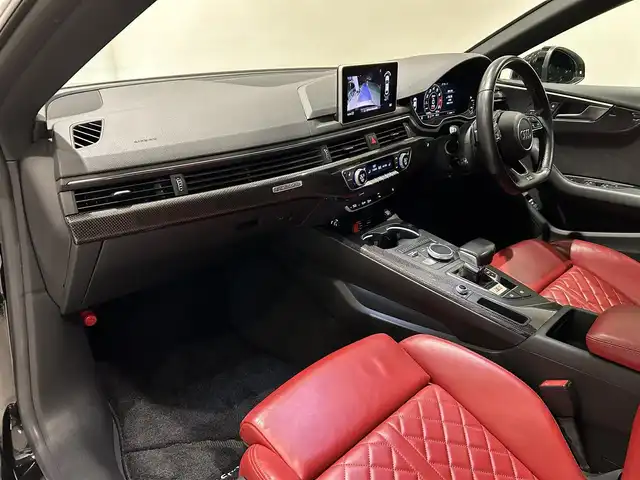 アウディ Ｓ５ スポーツバック 愛知県 2018(平30)年 5.4万km 黒 ・ＫＷ車高調整サスペンション　/。マトリクスLEDヘッドライト/・LEDリヤコンビネーションライト/ダイナミックターンインジケーター/・ヘッドライトウォッシャー/・Sスポーツバンパー/・アルミホイール 5スポークSデザイン/コントラストグレーポリッシュト/8.5J×19+255/35 R19タイヤ/・トランクリッドオープナー/・エクステリアミラーハウジング/アルミニウム/・カラードブレーキキャリパーレッド/・スポーツシート赤レザー/・シートヒーター（フロント）/・デコラティブパネル／カーボンアトラス/・ステアリングホイール 3スポークレザー　/マルチファンクション フラットボトム/・Sステアリングホイールエンブレム/・ドアシルトリム S ロゴ/・アウディサイドアシスト/・アダプティブクルーズコントロール/・アウディアクティブレーンアシスト/・リヤビューカメラ/・アウディパーキングシステム/・アウディホールドアシスト/・アウディプレセンス シティ/・アウディドライブセレクト/・ MMI ナビゲーション/・ Audi connect ／セーフティ＆サービス／/Audi connect Navigator/・スマートフォンインターフェイス