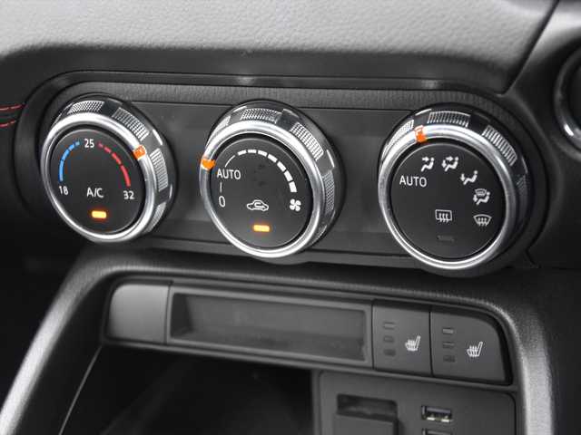 アバルト １２４ スパイダー 和歌山県 2017(平29)年 5万km 赤 黒革シート/シートヒーター/純ナビ/バックカメラ/フルセグTV/コーナーセンサー/ドラレコ/スポーツモード/ETC