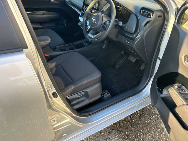 トヨタ アクア Z 愛知県 2023(令5)年 0.1万km シルバーM 登録時走行距離1035km/ワンオーナー/純正ナビ/（AM.FM.BT）/純正15インチAW/純正フロアマット/全方位カメラ/アイドリングストップ/ウィンカーミラー/クルーズコントロール/ドアバイザー/プッシュスタート/フォグライト/AC100V/ETC/保証書/取扱説明書