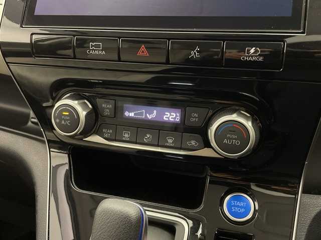 日産 セレナ e－パワー ハイウェイスター V 宮崎県 2021(令3)年 4.4万km ブリリアントシルバー プロパイロット/エマージェンシーブレーキ/LDW（車線逸脱警報）/LDP（車線逸脱防止支援）/BSW（後側方車両検知警報）/BSI（後側衝突防止支援）/速度標識表示/道路標識表示/オートマチックハイビーム/コーナーセンサー/インテリジェントルームミラー/純正10インチSDナビ/フルセグTV/CD/DVD/Bluetooth/アラウンドビューモニター/両側パワースライドドア/ハンズフリーオートスライドドア/純正ナビ一体型ドライブレコーダー（DH5-D）/ビルトインETC/純正15インチAW/取扱説明書/ナビ取扱説明書