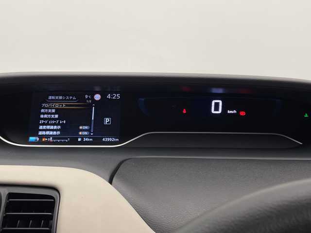 日産 セレナ e－パワー ハイウェイスター V 宮崎県 2021(令3)年 4.4万km ブリリアントシルバー プロパイロット/エマージェンシーブレーキ/LDW（車線逸脱警報）/LDP（車線逸脱防止支援）/BSW（後側方車両検知警報）/BSI（後側衝突防止支援）/速度標識表示/道路標識表示/オートマチックハイビーム/コーナーセンサー/インテリジェントルームミラー/純正10インチSDナビ/フルセグTV/CD/DVD/Bluetooth/アラウンドビューモニター/両側パワースライドドア/ハンズフリーオートスライドドア/純正ナビ一体型ドライブレコーダー（DH5-D）/ビルトインETC/純正15インチAW/取扱説明書/ナビ取扱説明書