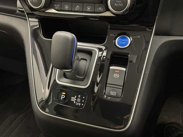 日産 セレナ e－パワー ハイウェイスター V 宮崎県 2021(令3)年 4.4万km ブリリアントシルバー プロパイロット/エマージェンシーブレーキ/LDW（車線逸脱警報）/LDP（車線逸脱防止支援）/BSW（後側方車両検知警報）/BSI（後側衝突防止支援）/速度標識表示/道路標識表示/オートマチックハイビーム/コーナーセンサー/インテリジェントルームミラー/純正10インチSDナビ/フルセグTV/CD/DVD/Bluetooth/アラウンドビューモニター/両側パワースライドドア/ハンズフリーオートスライドドア/純正ナビ一体型ドライブレコーダー（DH5-D）/ビルトインETC/純正15インチAW/取扱説明書/ナビ取扱説明書