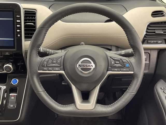 日産 セレナ e－パワー ハイウェイスター V 宮崎県 2021(令3)年 4.4万km ブリリアントシルバー プロパイロット/エマージェンシーブレーキ/LDW（車線逸脱警報）/LDP（車線逸脱防止支援）/BSW（後側方車両検知警報）/BSI（後側衝突防止支援）/速度標識表示/道路標識表示/オートマチックハイビーム/コーナーセンサー/インテリジェントルームミラー/純正10インチSDナビ/フルセグTV/CD/DVD/Bluetooth/アラウンドビューモニター/両側パワースライドドア/ハンズフリーオートスライドドア/純正ナビ一体型ドライブレコーダー（DH5-D）/ビルトインETC/純正15インチAW/取扱説明書/ナビ取扱説明書