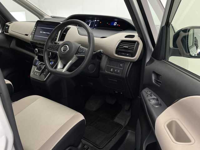 日産 セレナ e－パワー ハイウェイスター V 宮崎県 2021(令3)年 4.4万km ブリリアントシルバー プロパイロット/エマージェンシーブレーキ/LDW（車線逸脱警報）/LDP（車線逸脱防止支援）/BSW（後側方車両検知警報）/BSI（後側衝突防止支援）/速度標識表示/道路標識表示/オートマチックハイビーム/コーナーセンサー/インテリジェントルームミラー/純正10インチSDナビ/フルセグTV/CD/DVD/Bluetooth/アラウンドビューモニター/両側パワースライドドア/ハンズフリーオートスライドドア/純正ナビ一体型ドライブレコーダー（DH5-D）/ビルトインETC/純正15インチAW/取扱説明書/ナビ取扱説明書