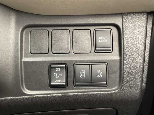 日産 セレナ e－パワー ハイウェイスター V 宮崎県 2021(令3)年 4.4万km ブリリアントシルバー プロパイロット/エマージェンシーブレーキ/LDW（車線逸脱警報）/LDP（車線逸脱防止支援）/BSW（後側方車両検知警報）/BSI（後側衝突防止支援）/速度標識表示/道路標識表示/オートマチックハイビーム/コーナーセンサー/インテリジェントルームミラー/純正10インチSDナビ/フルセグTV/CD/DVD/Bluetooth/アラウンドビューモニター/両側パワースライドドア/ハンズフリーオートスライドドア/純正ナビ一体型ドライブレコーダー（DH5-D）/ビルトインETC/純正15インチAW/取扱説明書/ナビ取扱説明書