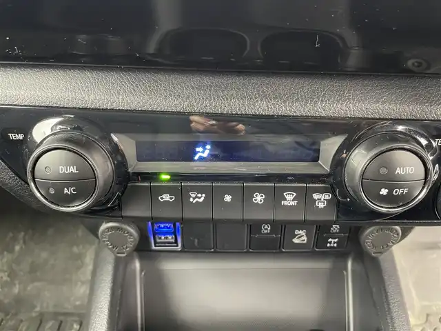 トヨタ ハイラックス Z 富山県 2022(令4)年 3.6万km プラチナホワイトパールマイカ 4WD/ディーゼルターボ/社外ナビ【KENWOOD】/（AM/FM/CD/DVD/USB/BT/HDMI）/フルセグTV/バックカメラ/プリクラッシュセーフティ/レーダークルーズコントロール/レーンディパーチャーアラート/ロードサインアシスト/オートLEDヘッドライト/ETC/スマートキー×２/プッシュスタート/アイドリングストップ/社外１７インチAW/社外フロアマット/取扱説明書/保証書