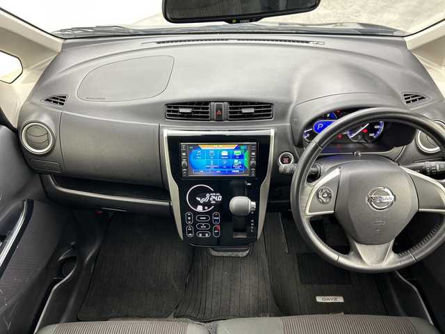 日産 デイズ ハイウェイスターX 群馬県 2017(平29)年 4.1万km ブラック 純正ナビ　全周囲カメラ　衝突被害軽減ブレーキ　ＨＩＤヘッドライト　オートマチックハイビーム　ステアリングリモコン　フォグランプ　革巻きステアリング　スマートキー　アイドリング　横滑り防止装置　禁煙車