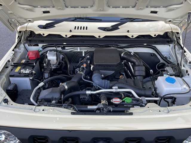 スズキ ジムニー XC 山口県 2023(令5)年 1.5万km シフォンアイボリーメタリックブラック2トーンルーフ 社外ディスプレイオーディオ/・AM/FM/Bluetooth/iPod/USB/・Apple Car Play/・Android Auto/ETC/バックカメラ/マルチインフォメーションディスプレイ/レザーシートカバー/前席シートヒーター/16インチアルミホイール/社外フロアマット/本革巻ステアリング/スマートキー/プッシュアップスタート/アイドリングストップ/LEDヘッドランプ/フォグランプ/オートライト/ハイビームアシスト/ヘッドランプウォッシャー/ヒーテッドドアミラー/デュアルセンサーブレーキサポートII/車線逸脱抑制機能/車線逸脱警報機能/ふらつき警報機能/クルーズコントロール/エマージェンシーストップシグナル