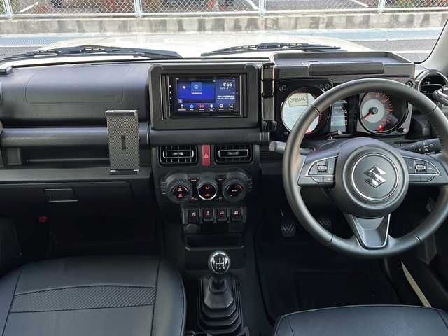 スズキ ジムニー XC 山口県 2023(令5)年 1.5万km シフォンアイボリーメタリックブラック2トーンルーフ 社外ディスプレイオーディオ/・AM/FM/Bluetooth/iPod/USB/・Apple Car Play/・Android Auto/ETC/バックカメラ/マルチインフォメーションディスプレイ/レザーシートカバー/前席シートヒーター/16インチアルミホイール/社外フロアマット/本革巻ステアリング/スマートキー/プッシュアップスタート/アイドリングストップ/LEDヘッドランプ/フォグランプ/オートライト/ハイビームアシスト/ヘッドランプウォッシャー/ヒーテッドドアミラー/デュアルセンサーブレーキサポートII/車線逸脱抑制機能/車線逸脱警報機能/ふらつき警報機能/クルーズコントロール/エマージェンシーストップシグナル