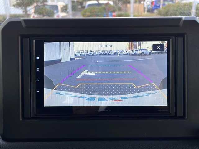 スズキ ジムニー XC 山口県 2023(令5)年 1.5万km シフォンアイボリーメタリックブラック2トーンルーフ 社外ディスプレイオーディオ/・AM/FM/Bluetooth/iPod/USB/・Apple Car Play/・Android Auto/ETC/バックカメラ/マルチインフォメーションディスプレイ/レザーシートカバー/前席シートヒーター/16インチアルミホイール/社外フロアマット/本革巻ステアリング/スマートキー/プッシュアップスタート/アイドリングストップ/LEDヘッドランプ/フォグランプ/オートライト/ハイビームアシスト/ヘッドランプウォッシャー/ヒーテッドドアミラー/デュアルセンサーブレーキサポートII/車線逸脱抑制機能/車線逸脱警報機能/ふらつき警報機能/クルーズコントロール/エマージェンシーストップシグナル