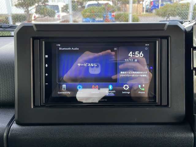 スズキ ジムニー XC 山口県 2023(令5)年 1.5万km シフォンアイボリーメタリックブラック2トーンルーフ 社外ディスプレイオーディオ/・AM/FM/Bluetooth/iPod/USB/・Apple Car Play/・Android Auto/ETC/バックカメラ/マルチインフォメーションディスプレイ/レザーシートカバー/前席シートヒーター/16インチアルミホイール/社外フロアマット/本革巻ステアリング/スマートキー/プッシュアップスタート/アイドリングストップ/LEDヘッドランプ/フォグランプ/オートライト/ハイビームアシスト/ヘッドランプウォッシャー/ヒーテッドドアミラー/デュアルセンサーブレーキサポートII/車線逸脱抑制機能/車線逸脱警報機能/ふらつき警報機能/クルーズコントロール/エマージェンシーストップシグナル