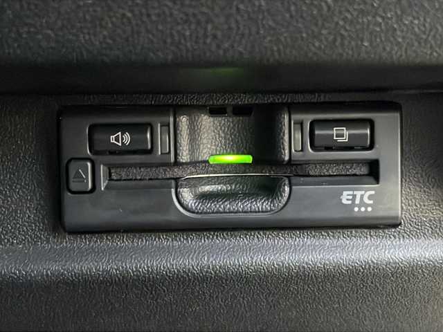 スズキ ジムニー XC 山口県 2023(令5)年 1.5万km シフォンアイボリーメタリックブラック2トーンルーフ 社外ディスプレイオーディオ/・AM/FM/Bluetooth/iPod/USB/・Apple Car Play/・Android Auto/ETC/バックカメラ/マルチインフォメーションディスプレイ/レザーシートカバー/前席シートヒーター/16インチアルミホイール/社外フロアマット/本革巻ステアリング/スマートキー/プッシュアップスタート/アイドリングストップ/LEDヘッドランプ/フォグランプ/オートライト/ハイビームアシスト/ヘッドランプウォッシャー/ヒーテッドドアミラー/デュアルセンサーブレーキサポートII/車線逸脱抑制機能/車線逸脱警報機能/ふらつき警報機能/クルーズコントロール/エマージェンシーストップシグナル