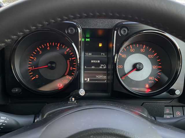 スズキ ジムニー XC 山口県 2023(令5)年 1.5万km シフォンアイボリーメタリックブラック2トーンルーフ 社外ディスプレイオーディオ/・AM/FM/Bluetooth/iPod/USB/・Apple Car Play/・Android Auto/ETC/バックカメラ/マルチインフォメーションディスプレイ/レザーシートカバー/前席シートヒーター/16インチアルミホイール/社外フロアマット/本革巻ステアリング/スマートキー/プッシュアップスタート/アイドリングストップ/LEDヘッドランプ/フォグランプ/オートライト/ハイビームアシスト/ヘッドランプウォッシャー/ヒーテッドドアミラー/デュアルセンサーブレーキサポートII/車線逸脱抑制機能/車線逸脱警報機能/ふらつき警報機能/クルーズコントロール/エマージェンシーストップシグナル