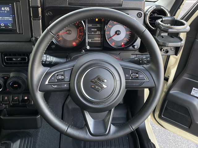 スズキ ジムニー XC 山口県 2023(令5)年 1.5万km シフォンアイボリーメタリックブラック2トーンルーフ 社外ディスプレイオーディオ/・AM/FM/Bluetooth/iPod/USB/・Apple Car Play/・Android Auto/ETC/バックカメラ/マルチインフォメーションディスプレイ/レザーシートカバー/前席シートヒーター/16インチアルミホイール/社外フロアマット/本革巻ステアリング/スマートキー/プッシュアップスタート/アイドリングストップ/LEDヘッドランプ/フォグランプ/オートライト/ハイビームアシスト/ヘッドランプウォッシャー/ヒーテッドドアミラー/デュアルセンサーブレーキサポートII/車線逸脱抑制機能/車線逸脱警報機能/ふらつき警報機能/クルーズコントロール/エマージェンシーストップシグナル