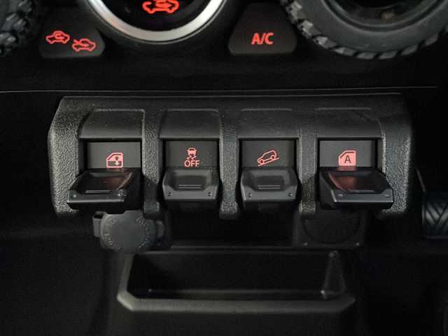 スズキ ジムニー XC 山口県 2023(令5)年 1.5万km シフォンアイボリーメタリックブラック2トーンルーフ 社外ディスプレイオーディオ/・AM/FM/Bluetooth/iPod/USB/・Apple Car Play/・Android Auto/ETC/バックカメラ/マルチインフォメーションディスプレイ/レザーシートカバー/前席シートヒーター/16インチアルミホイール/社外フロアマット/本革巻ステアリング/スマートキー/プッシュアップスタート/アイドリングストップ/LEDヘッドランプ/フォグランプ/オートライト/ハイビームアシスト/ヘッドランプウォッシャー/ヒーテッドドアミラー/デュアルセンサーブレーキサポートII/車線逸脱抑制機能/車線逸脱警報機能/ふらつき警報機能/クルーズコントロール/エマージェンシーストップシグナル