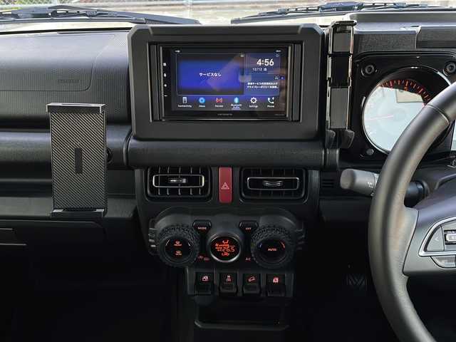 スズキ ジムニー XC 山口県 2023(令5)年 1.5万km シフォンアイボリーメタリックブラック2トーンルーフ 社外ディスプレイオーディオ/・AM/FM/Bluetooth/iPod/USB/・Apple Car Play/・Android Auto/ETC/バックカメラ/マルチインフォメーションディスプレイ/レザーシートカバー/前席シートヒーター/16インチアルミホイール/社外フロアマット/本革巻ステアリング/スマートキー/プッシュアップスタート/アイドリングストップ/LEDヘッドランプ/フォグランプ/オートライト/ハイビームアシスト/ヘッドランプウォッシャー/ヒーテッドドアミラー/デュアルセンサーブレーキサポートII/車線逸脱抑制機能/車線逸脱警報機能/ふらつき警報機能/クルーズコントロール/エマージェンシーストップシグナル