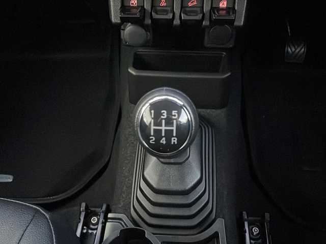 スズキ ジムニー XC 山口県 2023(令5)年 1.5万km シフォンアイボリーメタリックブラック2トーンルーフ 社外ディスプレイオーディオ/・AM/FM/Bluetooth/iPod/USB/・Apple Car Play/・Android Auto/ETC/バックカメラ/マルチインフォメーションディスプレイ/レザーシートカバー/前席シートヒーター/16インチアルミホイール/社外フロアマット/本革巻ステアリング/スマートキー/プッシュアップスタート/アイドリングストップ/LEDヘッドランプ/フォグランプ/オートライト/ハイビームアシスト/ヘッドランプウォッシャー/ヒーテッドドアミラー/デュアルセンサーブレーキサポートII/車線逸脱抑制機能/車線逸脱警報機能/ふらつき警報機能/クルーズコントロール/エマージェンシーストップシグナル
