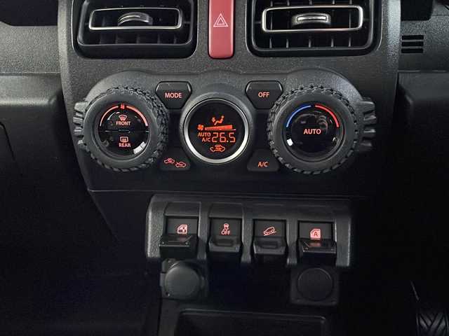 スズキ ジムニー XC 山口県 2023(令5)年 1.5万km シフォンアイボリーメタリックブラック2トーンルーフ 社外ディスプレイオーディオ/・AM/FM/Bluetooth/iPod/USB/・Apple Car Play/・Android Auto/ETC/バックカメラ/マルチインフォメーションディスプレイ/レザーシートカバー/前席シートヒーター/16インチアルミホイール/社外フロアマット/本革巻ステアリング/スマートキー/プッシュアップスタート/アイドリングストップ/LEDヘッドランプ/フォグランプ/オートライト/ハイビームアシスト/ヘッドランプウォッシャー/ヒーテッドドアミラー/デュアルセンサーブレーキサポートII/車線逸脱抑制機能/車線逸脱警報機能/ふらつき警報機能/クルーズコントロール/エマージェンシーストップシグナル