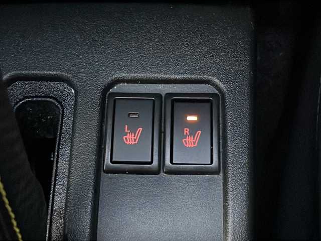 スズキ ジムニー XC 山口県 2023(令5)年 1.5万km シフォンアイボリーメタリックブラック2トーンルーフ 社外ディスプレイオーディオ/・AM/FM/Bluetooth/iPod/USB/・Apple Car Play/・Android Auto/ETC/バックカメラ/マルチインフォメーションディスプレイ/レザーシートカバー/前席シートヒーター/16インチアルミホイール/社外フロアマット/本革巻ステアリング/スマートキー/プッシュアップスタート/アイドリングストップ/LEDヘッドランプ/フォグランプ/オートライト/ハイビームアシスト/ヘッドランプウォッシャー/ヒーテッドドアミラー/デュアルセンサーブレーキサポートII/車線逸脱抑制機能/車線逸脱警報機能/ふらつき警報機能/クルーズコントロール/エマージェンシーストップシグナル