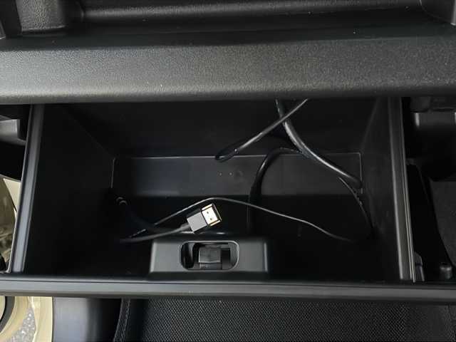 スズキ ジムニー XC 山口県 2023(令5)年 1.5万km シフォンアイボリーメタリックブラック2トーンルーフ 社外ディスプレイオーディオ/・AM/FM/Bluetooth/iPod/USB/・Apple Car Play/・Android Auto/ETC/バックカメラ/マルチインフォメーションディスプレイ/レザーシートカバー/前席シートヒーター/16インチアルミホイール/社外フロアマット/本革巻ステアリング/スマートキー/プッシュアップスタート/アイドリングストップ/LEDヘッドランプ/フォグランプ/オートライト/ハイビームアシスト/ヘッドランプウォッシャー/ヒーテッドドアミラー/デュアルセンサーブレーキサポートII/車線逸脱抑制機能/車線逸脱警報機能/ふらつき警報機能/クルーズコントロール/エマージェンシーストップシグナル