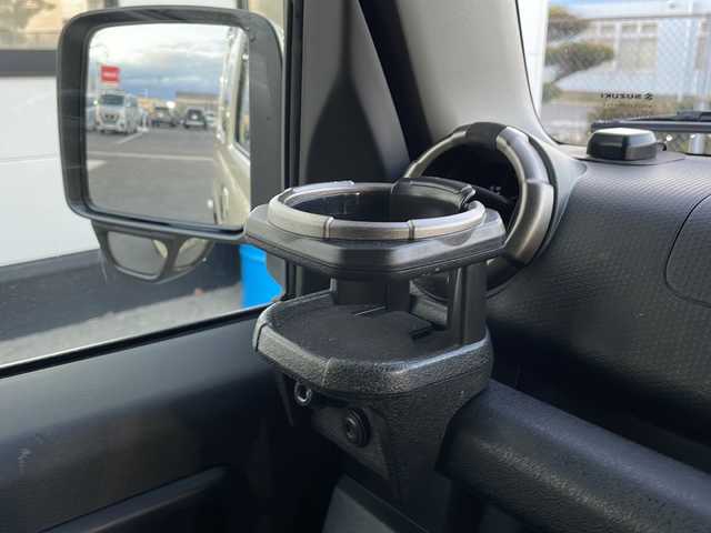 スズキ ジムニー XC 山口県 2023(令5)年 1.5万km シフォンアイボリーメタリックブラック2トーンルーフ 社外ディスプレイオーディオ/・AM/FM/Bluetooth/iPod/USB/・Apple Car Play/・Android Auto/ETC/バックカメラ/マルチインフォメーションディスプレイ/レザーシートカバー/前席シートヒーター/16インチアルミホイール/社外フロアマット/本革巻ステアリング/スマートキー/プッシュアップスタート/アイドリングストップ/LEDヘッドランプ/フォグランプ/オートライト/ハイビームアシスト/ヘッドランプウォッシャー/ヒーテッドドアミラー/デュアルセンサーブレーキサポートII/車線逸脱抑制機能/車線逸脱警報機能/ふらつき警報機能/クルーズコントロール/エマージェンシーストップシグナル