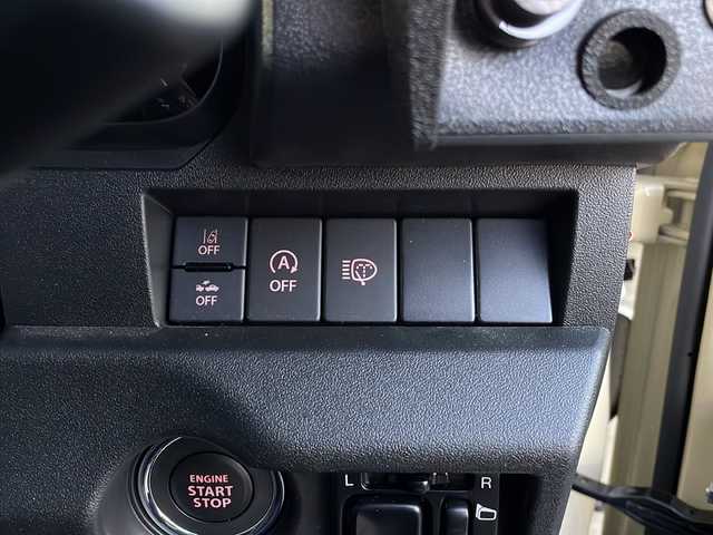 スズキ ジムニー XC 山口県 2023(令5)年 1.5万km シフォンアイボリーメタリックブラック2トーンルーフ 社外ディスプレイオーディオ/・AM/FM/Bluetooth/iPod/USB/・Apple Car Play/・Android Auto/ETC/バックカメラ/マルチインフォメーションディスプレイ/レザーシートカバー/前席シートヒーター/16インチアルミホイール/社外フロアマット/本革巻ステアリング/スマートキー/プッシュアップスタート/アイドリングストップ/LEDヘッドランプ/フォグランプ/オートライト/ハイビームアシスト/ヘッドランプウォッシャー/ヒーテッドドアミラー/デュアルセンサーブレーキサポートII/車線逸脱抑制機能/車線逸脱警報機能/ふらつき警報機能/クルーズコントロール/エマージェンシーストップシグナル