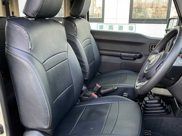 スズキ ジムニー XC 山口県 2023(令5)年 1.5万km シフォンアイボリーメタリックブラック2トーンルーフ 社外ディスプレイオーディオ/・AM/FM/Bluetooth/iPod/USB/・Apple Car Play/・Android Auto/ETC/バックカメラ/マルチインフォメーションディスプレイ/レザーシートカバー/前席シートヒーター/16インチアルミホイール/社外フロアマット/本革巻ステアリング/スマートキー/プッシュアップスタート/アイドリングストップ/LEDヘッドランプ/フォグランプ/オートライト/ハイビームアシスト/ヘッドランプウォッシャー/ヒーテッドドアミラー/デュアルセンサーブレーキサポートII/車線逸脱抑制機能/車線逸脱警報機能/ふらつき警報機能/クルーズコントロール/エマージェンシーストップシグナル