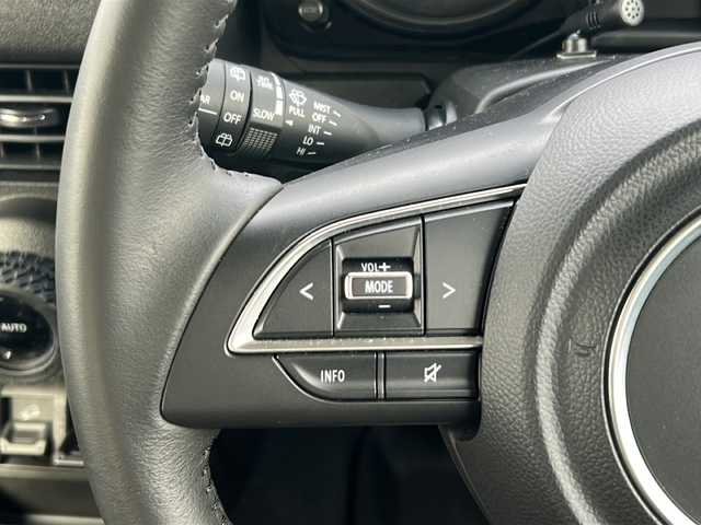 スズキ ジムニー XC 山口県 2023(令5)年 1.5万km シフォンアイボリーメタリックブラック2トーンルーフ 社外ディスプレイオーディオ/・AM/FM/Bluetooth/iPod/USB/・Apple Car Play/・Android Auto/ETC/バックカメラ/マルチインフォメーションディスプレイ/レザーシートカバー/前席シートヒーター/16インチアルミホイール/社外フロアマット/本革巻ステアリング/スマートキー/プッシュアップスタート/アイドリングストップ/LEDヘッドランプ/フォグランプ/オートライト/ハイビームアシスト/ヘッドランプウォッシャー/ヒーテッドドアミラー/デュアルセンサーブレーキサポートII/車線逸脱抑制機能/車線逸脱警報機能/ふらつき警報機能/クルーズコントロール/エマージェンシーストップシグナル