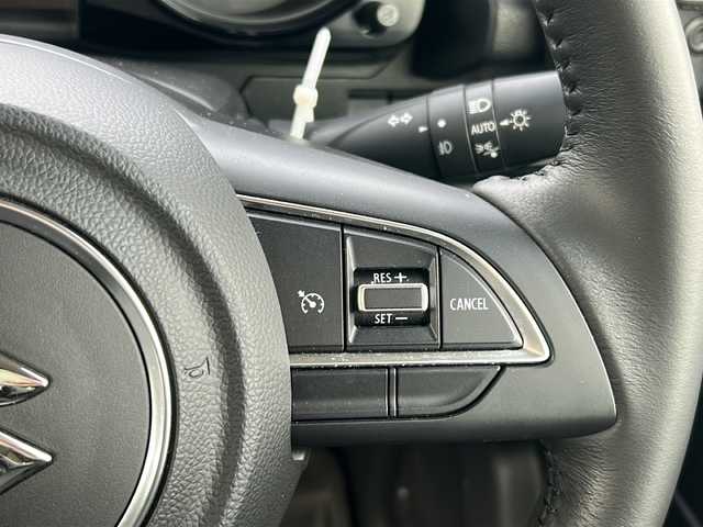 スズキ ジムニー XC 山口県 2023(令5)年 1.5万km シフォンアイボリーメタリックブラック2トーンルーフ 社外ディスプレイオーディオ/・AM/FM/Bluetooth/iPod/USB/・Apple Car Play/・Android Auto/ETC/バックカメラ/マルチインフォメーションディスプレイ/レザーシートカバー/前席シートヒーター/16インチアルミホイール/社外フロアマット/本革巻ステアリング/スマートキー/プッシュアップスタート/アイドリングストップ/LEDヘッドランプ/フォグランプ/オートライト/ハイビームアシスト/ヘッドランプウォッシャー/ヒーテッドドアミラー/デュアルセンサーブレーキサポートII/車線逸脱抑制機能/車線逸脱警報機能/ふらつき警報機能/クルーズコントロール/エマージェンシーストップシグナル