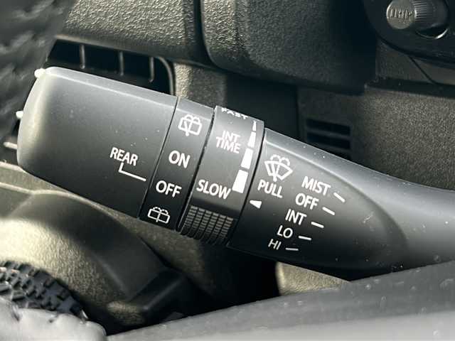 スズキ ジムニー XC 山口県 2023(令5)年 1.5万km シフォンアイボリーメタリックブラック2トーンルーフ 社外ディスプレイオーディオ/・AM/FM/Bluetooth/iPod/USB/・Apple Car Play/・Android Auto/ETC/バックカメラ/マルチインフォメーションディスプレイ/レザーシートカバー/前席シートヒーター/16インチアルミホイール/社外フロアマット/本革巻ステアリング/スマートキー/プッシュアップスタート/アイドリングストップ/LEDヘッドランプ/フォグランプ/オートライト/ハイビームアシスト/ヘッドランプウォッシャー/ヒーテッドドアミラー/デュアルセンサーブレーキサポートII/車線逸脱抑制機能/車線逸脱警報機能/ふらつき警報機能/クルーズコントロール/エマージェンシーストップシグナル