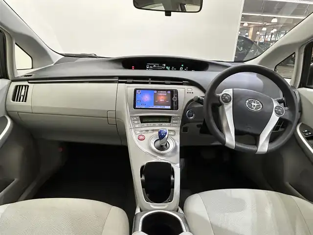 トヨタ プリウス S　マイコーデ 愛媛県 2014(平26)年 6.9万km ホワイトパールクリスタルシャイン 〇純正ディーラーOPスマートナビ/〇フルセグTV/〇バックモニター/〇ETC/〇HIDヘッドランプ/〇純正１５インチアルミホイール/〇オートエアコン/〇スエード調ファブリックシート/〇シートリフター/〇イルミネーテッドエントリーシステム/〇スマートエントリースタートシステム/〇SRSエアバック（運転席・助手席・サイド・カーテン）