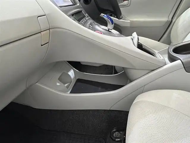 トヨタ プリウス S　マイコーデ 愛媛県 2014(平26)年 6.9万km ホワイトパールクリスタルシャイン 〇純正ディーラーOPスマートナビ/〇フルセグTV/〇バックモニター/〇ETC/〇HIDヘッドランプ/〇純正１５インチアルミホイール/〇オートエアコン/〇スエード調ファブリックシート/〇シートリフター/〇イルミネーテッドエントリーシステム/〇スマートエントリースタートシステム/〇SRSエアバック（運転席・助手席・サイド・カーテン）