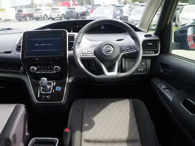 日産 セレナ e－パワー ハイウェイスター V 千葉県 2020(令2)年 4.1万km ダイヤモンドブラック エマージェンシーブレーキ/クルーズコントロール/アイドリングストップ/ハンズフリー両側パワースライドドア/純正SDナビ/地デジTV/【BD/DVD/CD再生機能　Bluetooth接続】/アラウンドビューモニター/フリップダウンモニター/革巻きステアリング/ステアリングスイッチ/ETC/LEDヘッドライト/フォグライト/ウインカーミラー/コーナーセンサー/純正15インチアルミホイル/サイド/カーテンエアバッグ/インテリジェントキー