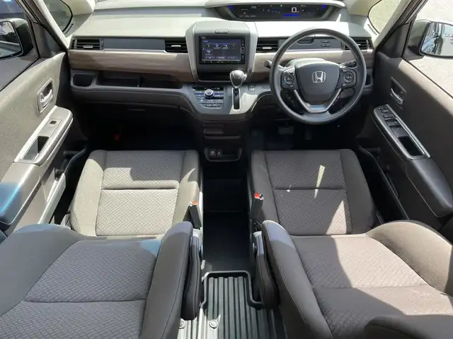 ホンダ フリード＋ G 滋賀県 2024(令6)年 0.4万km シルバーミストグリーンM 禁煙車/純正7型ナビ/CD.DVD.Bluetooth.フルセグ/バックカメラ/ホンダセンシング/・衝突軽減ブレーキ/・誤発進抑制機能/・後方誤発進抑制機能/・歩行者事故低減ステアリング/・路外逸脱抑制機能/・アダプティブクルーズコントロール/・車線維持支援システム/・先行車発進お知らせ機能/・標識認識機能/LEDヘッドライト/オートライト/両側パワースライドドア/ETC/ステアリングスイッチ/前席シートヒーター/アイドリングストップ/プッシュスタート/スマートキー