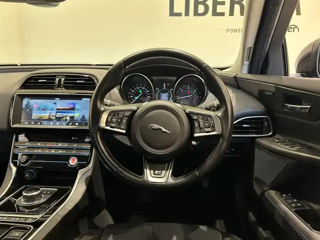 ジャガー ＸＥ XE R－スポーツ 福岡県 2016(平28)年 5.9万km 青Ｍ ＭＥＲＩＤＩＡＮサウンド　/１９インチＳＴＡＲ５ツインスポーク　/ステアリングホイールヒーター　/前席シートヒーター　/純正ナビ／フルセグ　/Ｂｌｕｅｔｏｏｔｈ　/メモリ付パワーシート　/ＡＣＣ　/ドラレコ　/ＥＴＣ