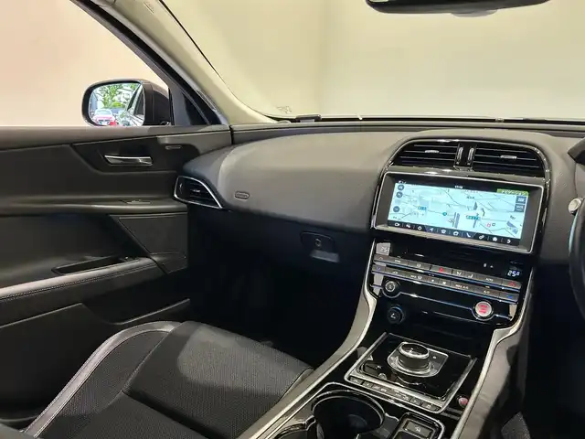 ジャガー ＸＥ XE R－スポーツ 福岡県 2016(平28)年 5.9万km 青Ｍ ＭＥＲＩＤＩＡＮサウンド　/１９インチＳＴＡＲ５ツインスポーク　/ステアリングホイールヒーター　/前席シートヒーター　/純正ナビ／フルセグ　/Ｂｌｕｅｔｏｏｔｈ　/メモリ付パワーシート　/ＡＣＣ　/ドラレコ　/ＥＴＣ
