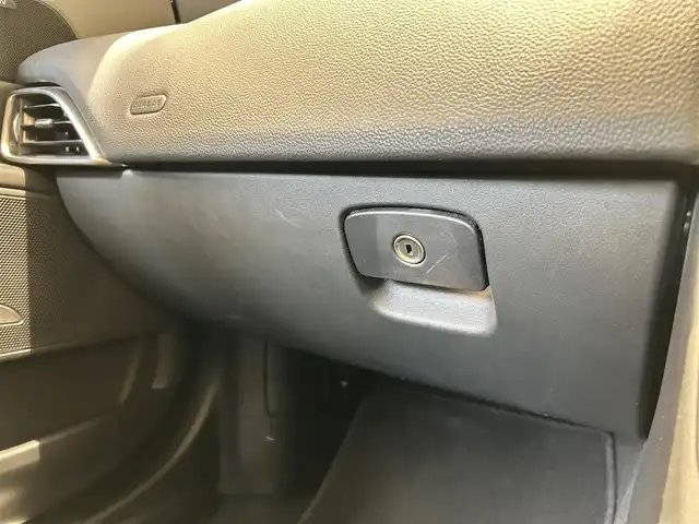 ジャガー ＸＥ XE R－スポーツ 福岡県 2016(平28)年 5.9万km 青Ｍ ＭＥＲＩＤＩＡＮサウンド　/１９インチＳＴＡＲ５ツインスポーク　/ステアリングホイールヒーター　/前席シートヒーター　/純正ナビ／フルセグ　/Ｂｌｕｅｔｏｏｔｈ　/メモリ付パワーシート　/ＡＣＣ　/ドラレコ　/ＥＴＣ