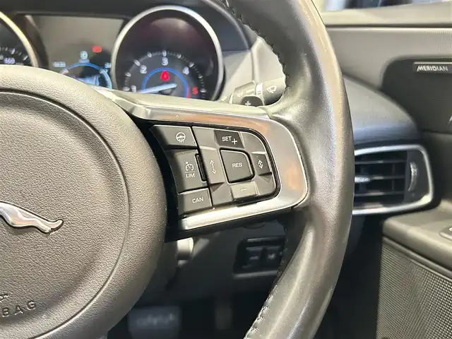 ジャガー ＸＥ XE R－スポーツ 福岡県 2016(平28)年 5.9万km 青Ｍ ＭＥＲＩＤＩＡＮサウンド　/１９インチＳＴＡＲ５ツインスポーク　/ステアリングホイールヒーター　/前席シートヒーター　/純正ナビ／フルセグ　/Ｂｌｕｅｔｏｏｔｈ　/メモリ付パワーシート　/ＡＣＣ　/ドラレコ　/ＥＴＣ