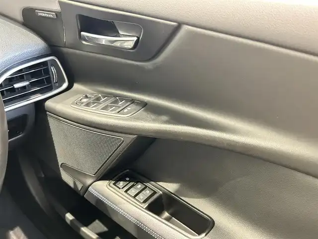 ジャガー ＸＥ XE R－スポーツ 福岡県 2016(平28)年 5.9万km 青Ｍ ＭＥＲＩＤＩＡＮサウンド　/１９インチＳＴＡＲ５ツインスポーク　/ステアリングホイールヒーター　/前席シートヒーター　/純正ナビ／フルセグ　/Ｂｌｕｅｔｏｏｔｈ　/メモリ付パワーシート　/ＡＣＣ　/ドラレコ　/ＥＴＣ