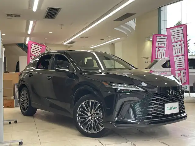 レクサス ＲＸ 450h+ バージョンL 東京都 2023(令5)年 1.8万km グラファイトブラックガラスフレーク 〇ワンオーナー/〇革シート/〇サンルーフ/〇純正メーカーナビ/　ラジオ・BT・USB/〇全方位カメラ/〇ACC/〇BSM/〇LKA/〇パドルシフト/〇パワーバックドア/〇デジタルインナーミラー/〇パーキングアシスト/〇全席シートヒーター/〇前席エアーシート/〇運転席３Ｗａｙメモリーシート/〇置くだけ充電/〇フロアマット/〇プライバシーガラス/〇革巻きステアリング/〇充電ケーブル/〇保証書/〇記録簿（R6.5.7/R7.1）/〇スペアキー